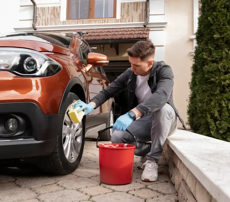 Lavage auto à domicile Fellering : professionnel intervenant sur un véhicule